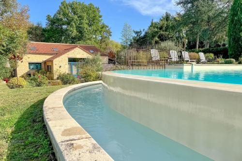 Magnificent Guest House on the bank of the Dordogne river : Maisons de vacances proche de Cladech