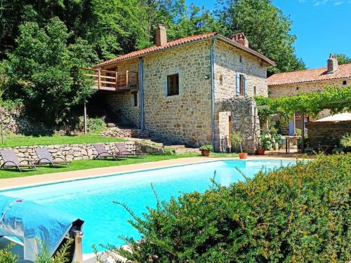 Charming holiday home in St Basile with private terrace : Maisons de vacances proche de Beauvène