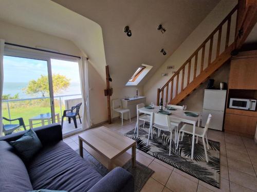 Bright 2 bedroom apartment with balcony with direct beach access, Mesquer : Appartements proche de Saint-Molf
