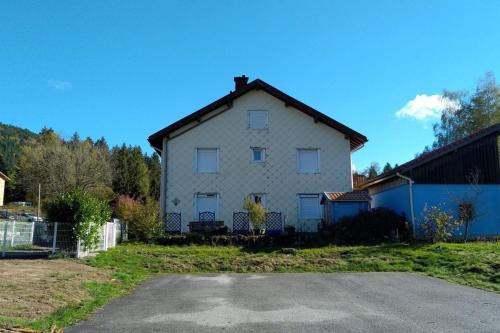 Nice house with garden and view on the forest : Appartements proche de Liézey