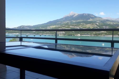 T3 Savines le lac - 2 chambres et terrasse avec vue imprenable sur les montagnes ! : Appartements proche de Puy-Saint-Eusèbe