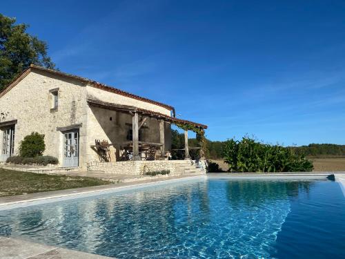 Aux Juges-charming holiday house with private infinitypool! : Maisons de vacances proche de Miramont-de-Guyenne