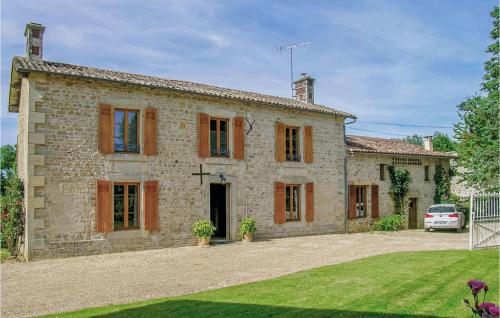 Beautiful Home In Souvigne With 5 Bedrooms, Outdoor Swimming Pool And Heated Swimming Pool : Maisons de vacances proche de Beaussais
