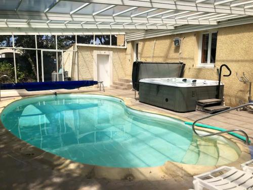 Maison de 3 chambres avec piscine interieure jacuzzi et jardin clos a Bouchet : Maisons de vacances proche de Bouchet
