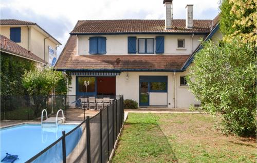 Amazing home in Puyo with Outdoor swimming pool, 3 Bedrooms and WiFi : Maisons de vacances proche de Burgaronne