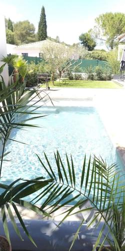 Villa contemporaine avec piscine dans un cadre verdoyant : Villas proche de Langlade