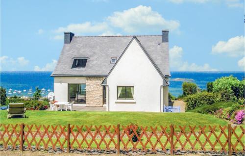 Awesome home in Trlvern with 4 Bedrooms and WiFi : Maisons de vacances proche de Coatréven