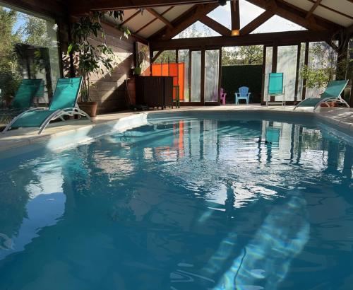 Maison avec piscine et sauna à Vire : Maisons de vacances proche de Sept-Frères