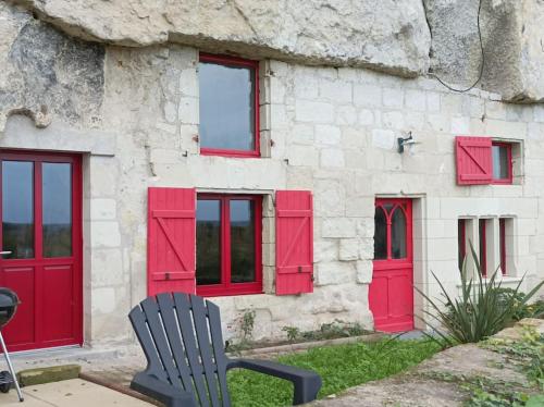 Charmante maison troglodyte avec vue sur Loire : Maisons de vacances proche de Candes-Saint-Martin