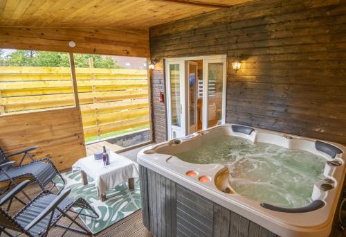 Au coucher du soleil, chalet avec jacuzzi et sauna : B&B / Chambres d'hotes proche de Thun-Saint-Amand