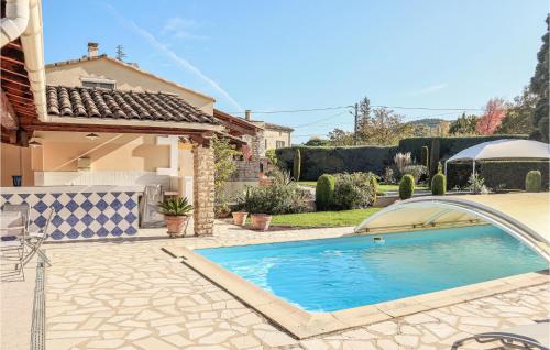 Nice home in Espeluche with Outdoor swimming pool, 3 Bedrooms and WiFi : Maisons de vacances proche de Malataverne