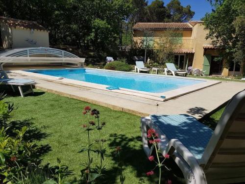 Grande maison en Provence avec piscine et jardin clôturé de 5000m2 : Maisons de vacances proche de Chamaret