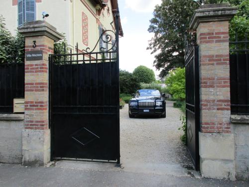 Villa Maziere Bourbon Conti : B&B / Chambres d'hotes proche de Villeblevin