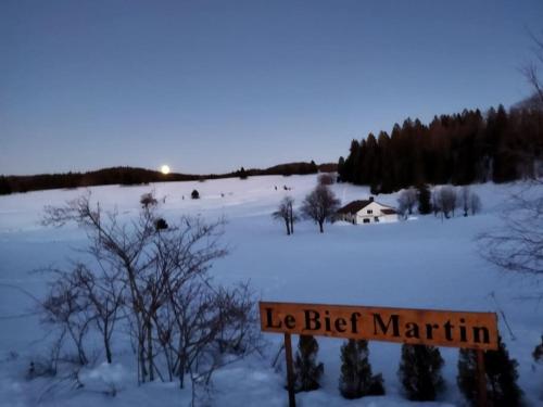 Maison isolée sur piste ski de fond avec cheminée. : Maisons de vacances proche de Leschères