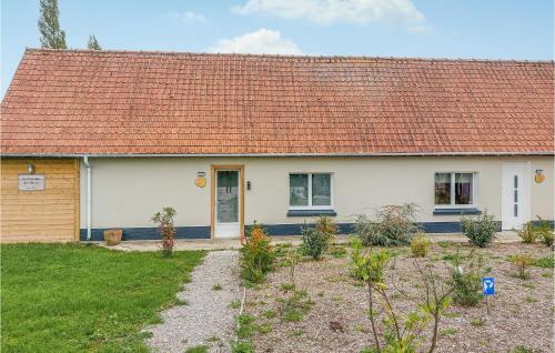Stunning home in Longueville with Sauna, WiFi and 2 Bedrooms : Maisons de vacances proche d'Alquines