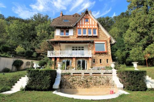 Maison de luxe nichée dans le bois pour vivre une expérience unique : Villas proche de Châteaufort