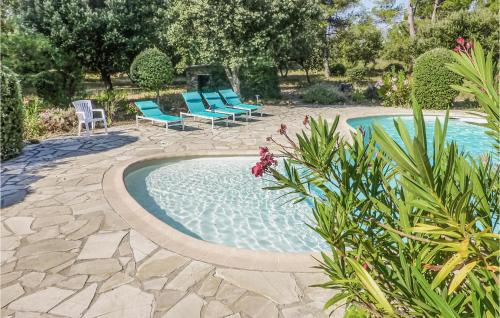 Nice home in Aups with Outdoor swimming pool, 6 Bedrooms and WiFi : Maisons de vacances proche de Vérignon