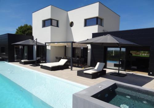 Luxueuse propriété SAINT CIRICE aux vues aériennes : Villas proche de Labastide-Marnhac