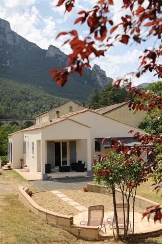 Private riverside villa with breathtaking views : Villas proche de Rouze