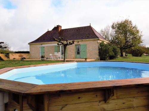 Cosy Holiday Home in Th dirac with Swimming Pool : Maisons de vacances proche de Cazals