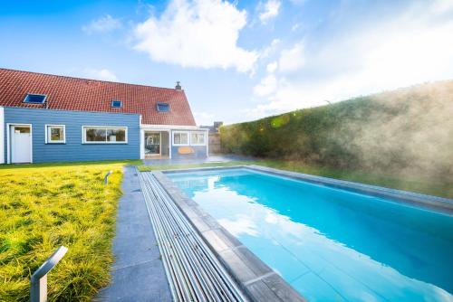 Grande maison avec piscine et jacuzzi à la campagne : Maisons de vacances proche de Brunembert