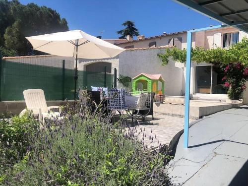 Les Micocouliers - Spacieuse maison,4chambres ,avec Jardin- Parking -Wifi : Maisons de vacances proche de Villeneuve-lès-Béziers