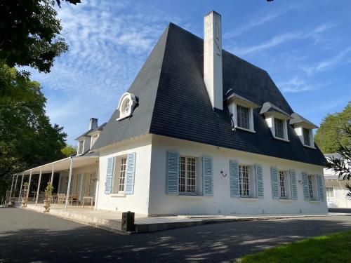 Manoir et Appartements au Domaine de Bize Mirepoix : Maisons de vacances proche de Les Issards