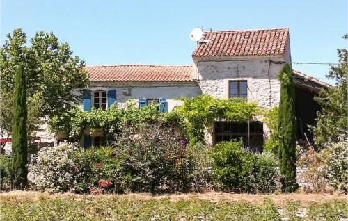 Amazing home in Graveson with Outdoor swimming pool, WiFi and 4 Bedrooms : Maisons de vacances proche de Graveson