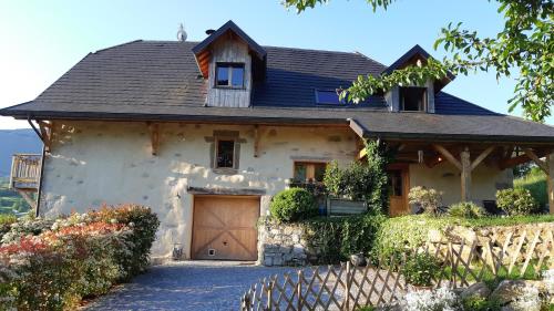Maison typique savoyarde moderne avec SPA : Villas proche de Saint-Jorioz
