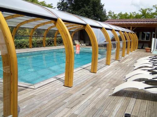 Authentic mobile home in the Dordogne with shared swimming pool : Maisons de vacances proche de Le Buisson-de-Cadouin