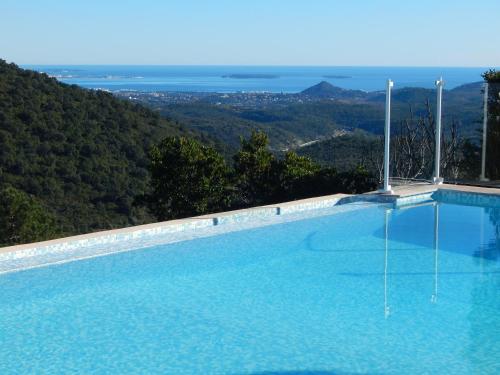 Luxury Villa, Amazing View on Cannes Bay, Close to Beach, Free Tennis Court, Bowl Game : Villas proche de Les Adrets-de-l'Estérel