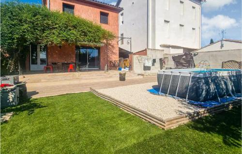 Amazing home in Rognac with Outdoor swimming pool, WiFi and 4 Bedrooms : Maisons de vacances proche de Coudoux