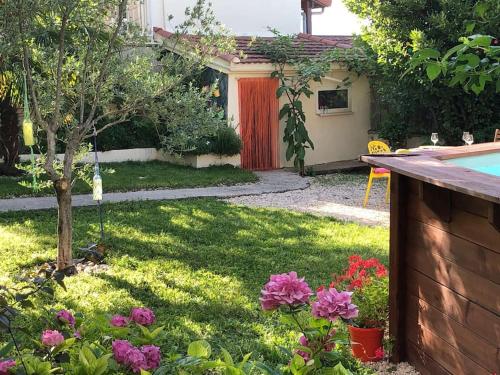 Maison sur cour verdoyante : Maisons de vacances proche de Saint-Fons