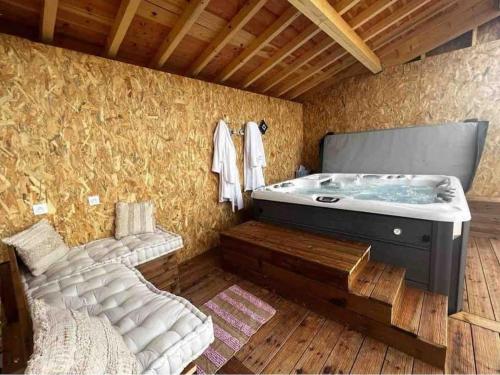 Gite à la ferme avec jacuzzi et piscine chauffée : Maisons de vacances proche de La Louvière-Lauragais