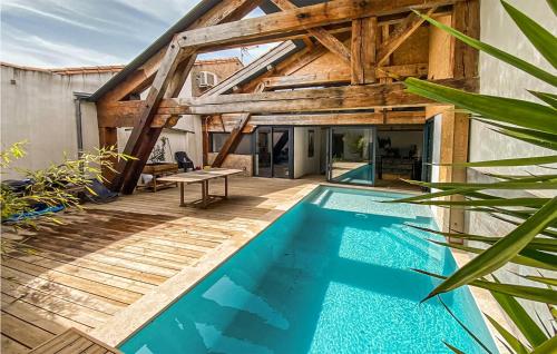 Beautiful home in Capestang with Outdoor swimming pool, WiFi and Heated swimming pool : Maisons de vacances proche de Poilhes
