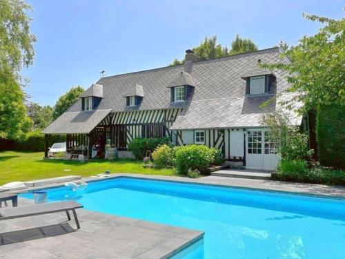 Charming, Norman country house with many highlights : Maisons de vacances proche de Le Torquesne