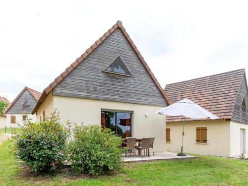 Charming holiday home in Lacapelle-Marival with terrace : Maisons de vacances proche de Rueyres