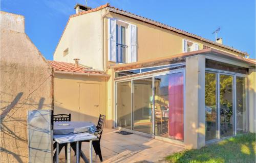 Stunning home in Caissargues with Outdoor swimming pool, 3 Bedrooms and WiFi : Maisons de vacances proche de Garons
