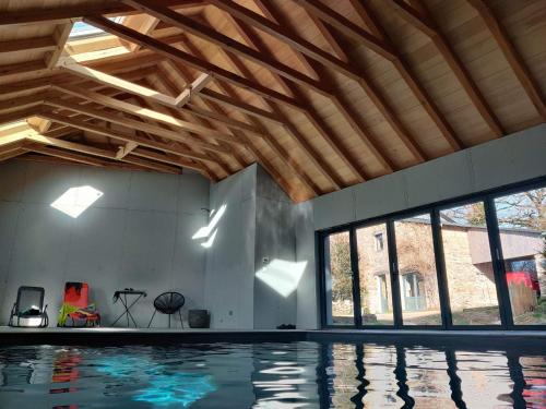 Gîte avec piscine intérieure : Maisons de vacances proche de Calmont