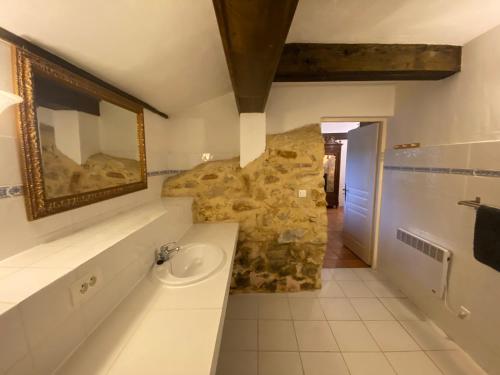 Cosy former bakery house with communal swimming pool : Appartements proche de Pomarède