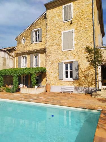 Stone village house in Mondragon with Outdoor swimming pool, 5 Bedrooms and WiFi : Villas proche de Saint-Étienne-des-Sorts