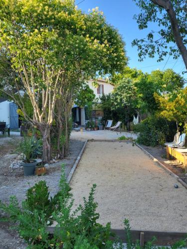 Studette indépendante et coquette avec terrasse sur jardin : Maisons de vacances proche de Les Pennes-Mirabeau