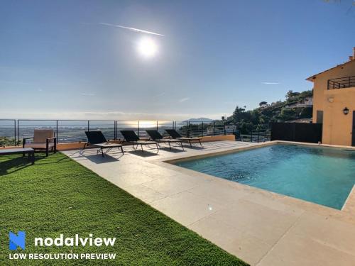 Amazing sea view Villa near Cannes, Pool, 5 bedrooms, 4 bathrooms : Villas proche de Tanneron