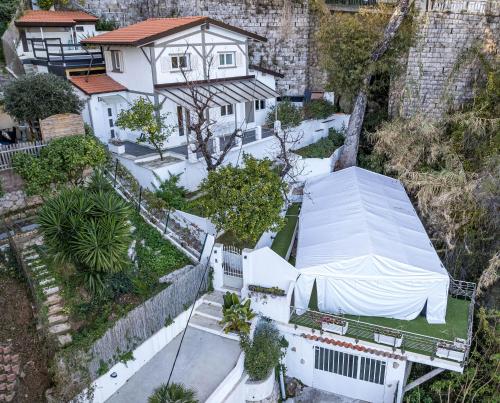 THE WHITE HOUSE BEAUSOLEIL- Monaco Border : Villas proche de Peille