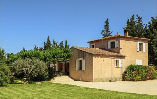 Stunning Home In Chteaurenard With 4 Bedrooms, Private Swimming Pool And Outdoor Swimming Pool : Maisons de vacances proche de Rognonas