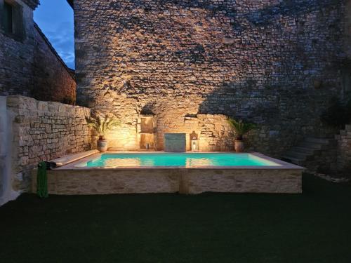 Charmante maison de village paisible avec piscine : Maisons de vacances proche de Baron