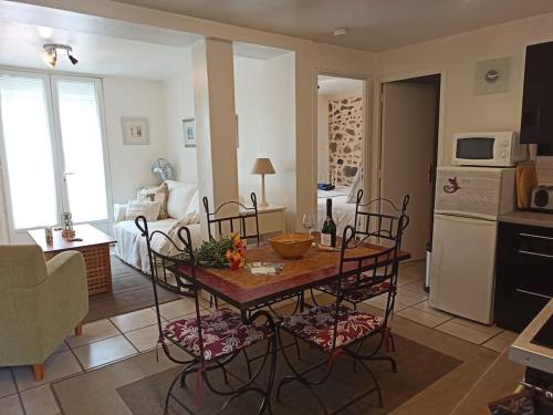 Well equipped apartment, large terrace, BBQ & WIFI : Appartements proche de Casteil