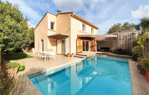 Amazing home in Narbonne with Outdoor swimming pool, WiFi and Private swimming pool : Maisons de vacances proche de Vinassan