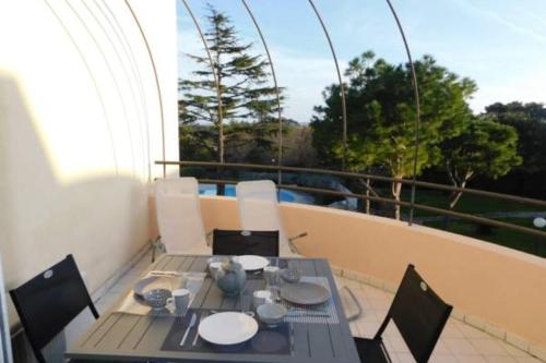 T2 Villeneuve des Anges with sea view terrace and pool : Appartements proche de Biot