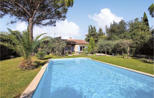 Beautiful Home In Cheval-blanc With Outdoor Swimming Pool, 3 Bedrooms And Wifi : Maisons de vacances proche de Sénas